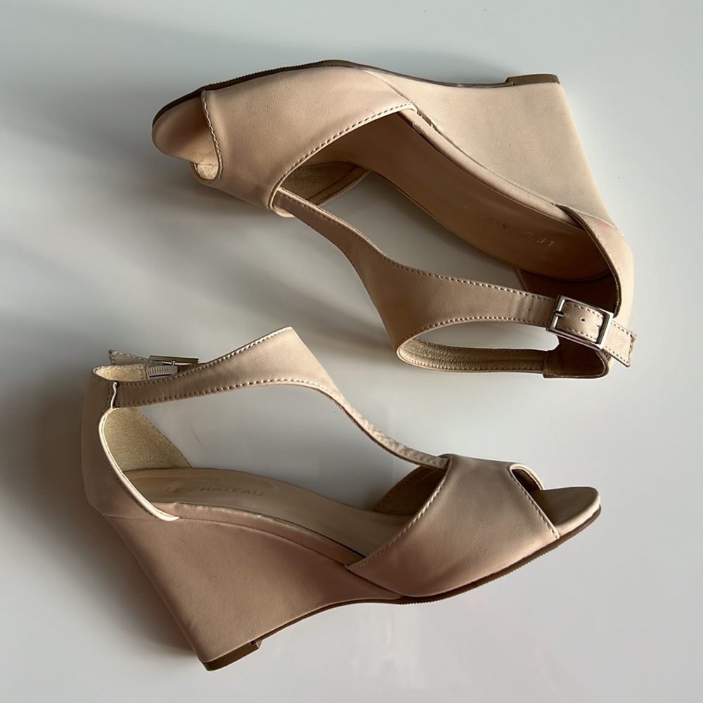 Le Chateau TStrap wedges Sandals